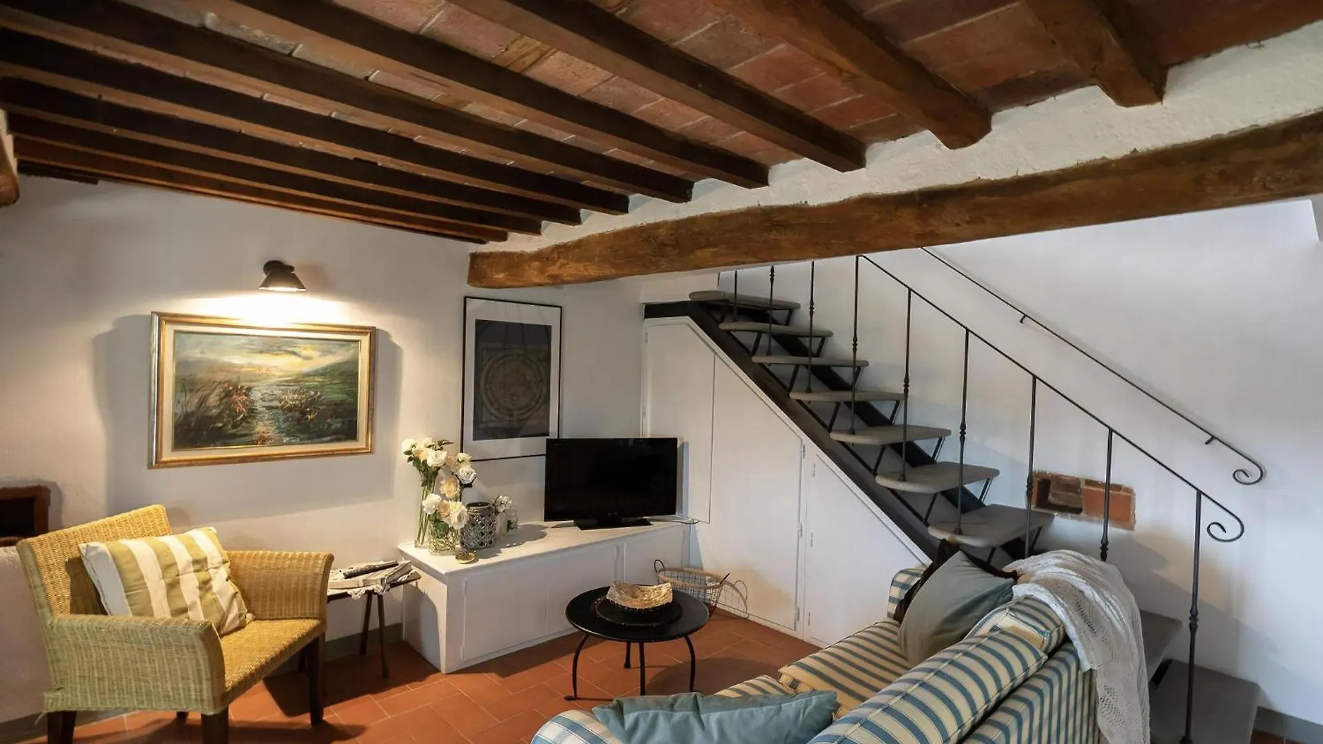 Zwei Zimmer Wohnung La Colombaia Mit Garten Massa e Cozzile شقة